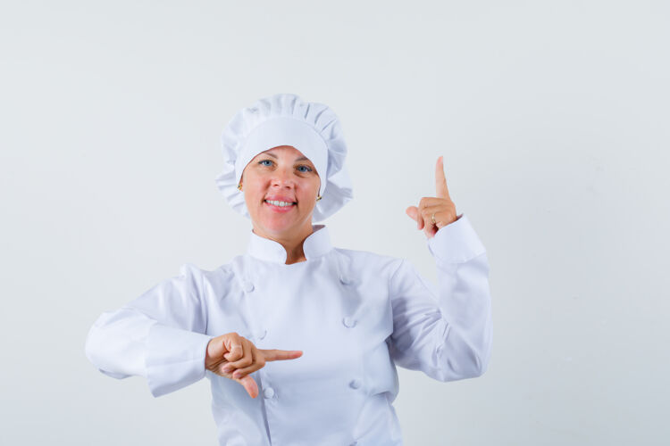 休闲一位身穿白色制服的女厨师站在一边站起来 看上去很自信脸眼睛旁白