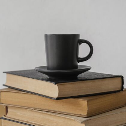 书籍书堆在室内和咖啡杯里教育信息信息