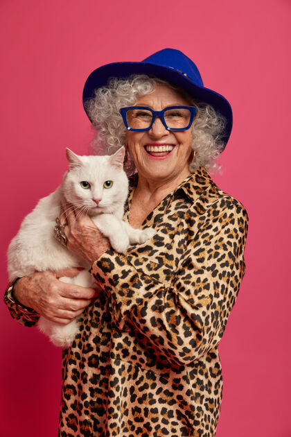 欢呼幸福的皱纹时尚奶奶与美丽的猫特写肖像女性宠物垂直