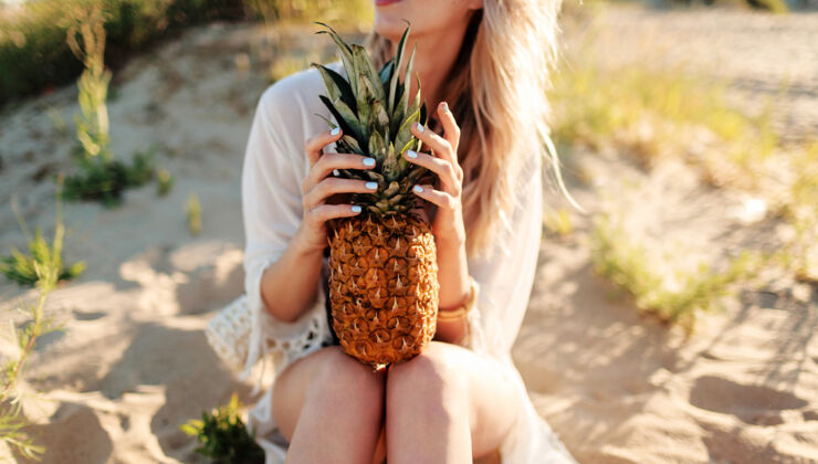 水果生活方式户外图片笑美丽的女人与多汁菠萝放松在阳光明媚的海滩时尚的夏季服装有机头发热带