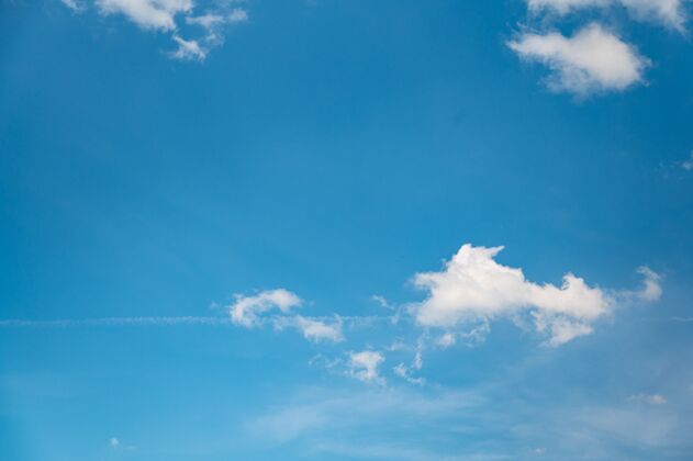 明亮蓝色天空上美丽云景的低角度拍摄奇迹气候天堂