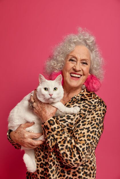 成熟幸福的皱纹时尚奶奶与美丽的猫特写肖像奶奶卷发退休