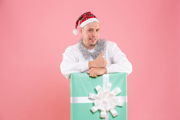 礼物正面图年轻男性在粉色背景上微笑风景成人粉色