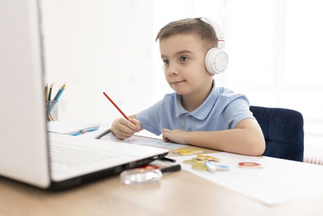 在线学习中枪小孩拿着铅笔横向在家技术