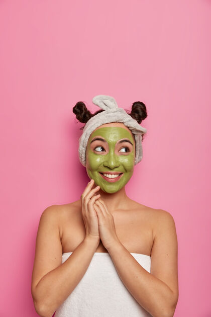 发髻年轻女子洗澡后戴自然面膜治疗皮肤美容健康头