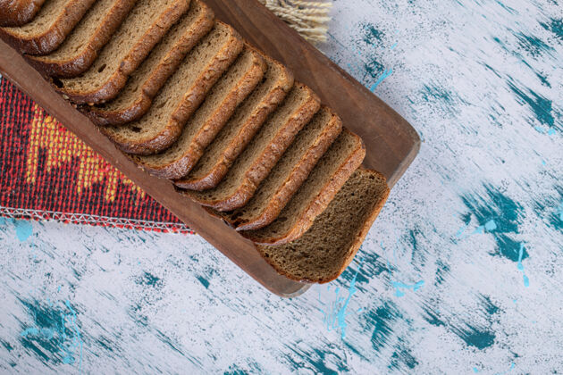 食品有面包片的木制砧板面包房面包面包