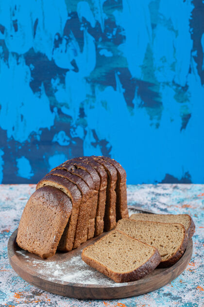健康在木制圆板上放几片面粉的黑面包面包木材烹饪