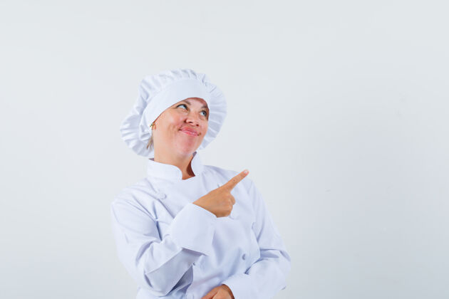 厨师一位身穿白色制服的女厨师指着右上角 神情犹豫不决眼睛脸指向