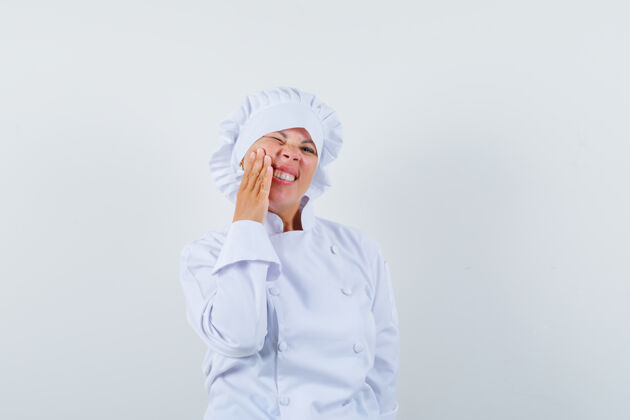女士穿着白色制服的女厨师牙疼 看起来很不舒服年轻脸牙痛