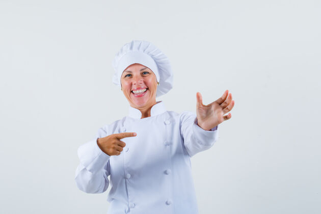 模型一个穿着白色制服的女厨师摆出一副快乐的样子 像是指着电话女人脸年轻