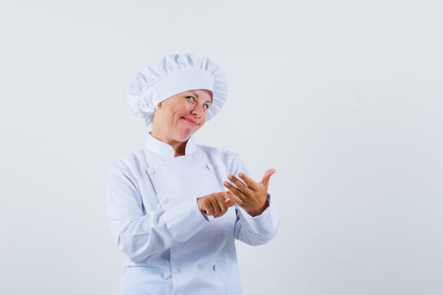 姓名身着白色制服的女厨师摆出一副读着点餐名字的样子 看上去很高兴魅力欢乐年轻