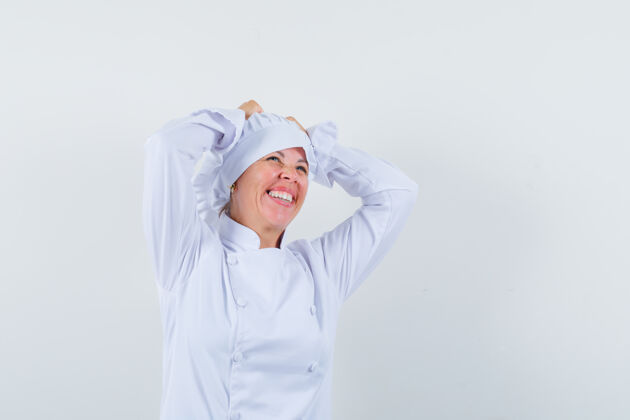 厨师一位身穿白色制服的女厨师手把手放在头上 看上去很幸福卷发年轻幸福
