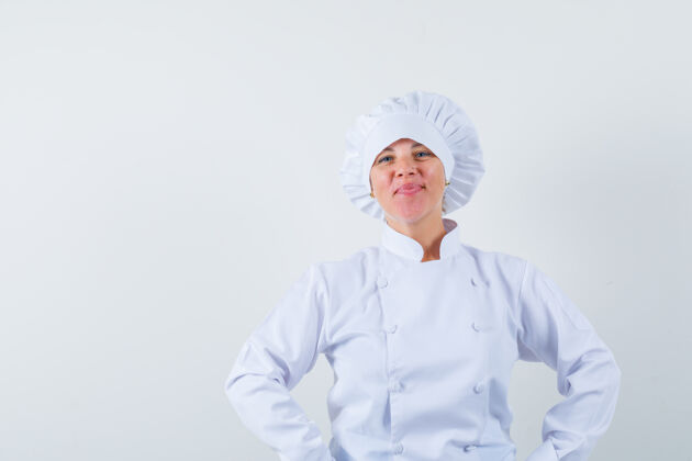 年轻女厨师手挽腰 身穿白色制服 看上去很自信腰围女士乐趣