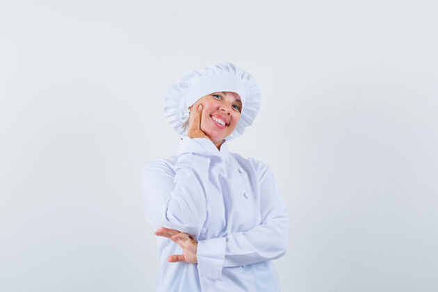 下巴穿着白色制服的女厨师手托下巴 看上去很高兴女士厨师表情