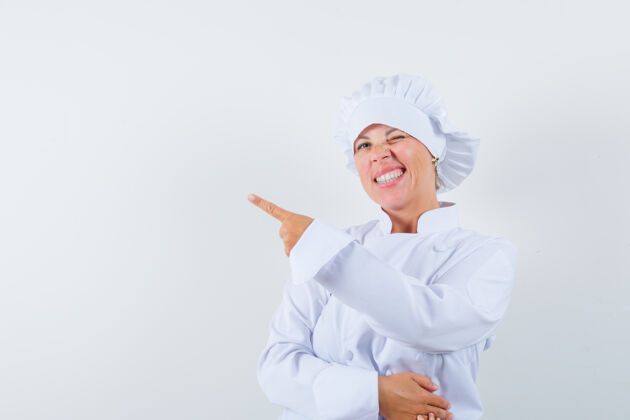 欢呼身着白色制服的女厨师指着左上角 看上去很自信黑发指向喜悦
