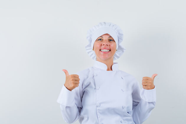 时尚穿着白色制服的女厨师竖起大拇指 看上去很自信欢呼乐趣模特