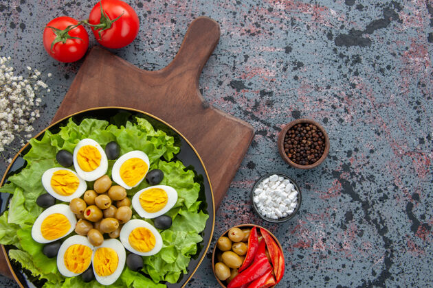 饮食顶视图煮蛋与调味品和红色西红柿在灯光背景蔬菜调味料背景