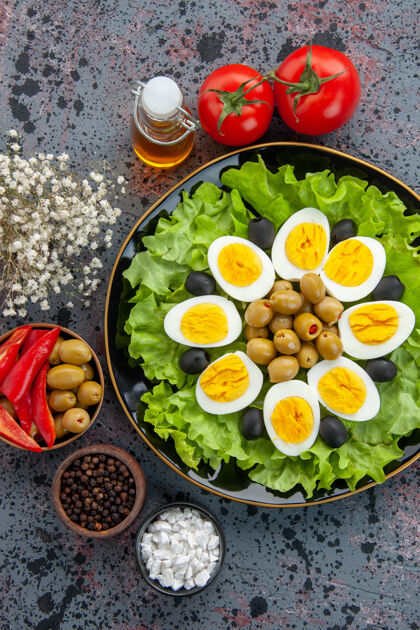 盘子俯瞰美味的鸡蛋沙拉与西红柿和橄榄在光的背景光线沙拉蔬菜