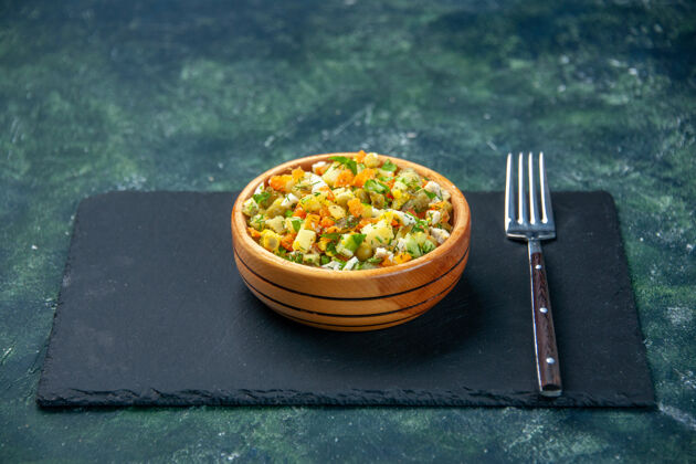 小菜前视图蔬菜沙拉从煮熟的成分在黑暗的背景下小盘子里煮沸胡椒粉蔬菜