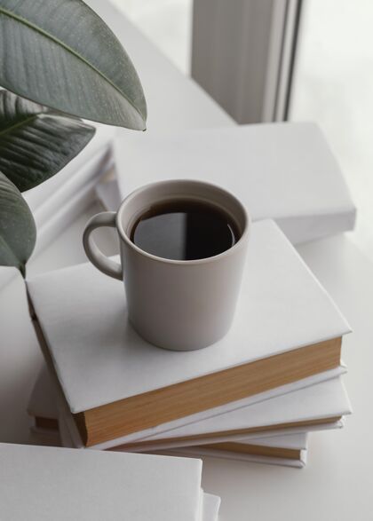 书籍书上的高角度咖啡杯信息信息安排
