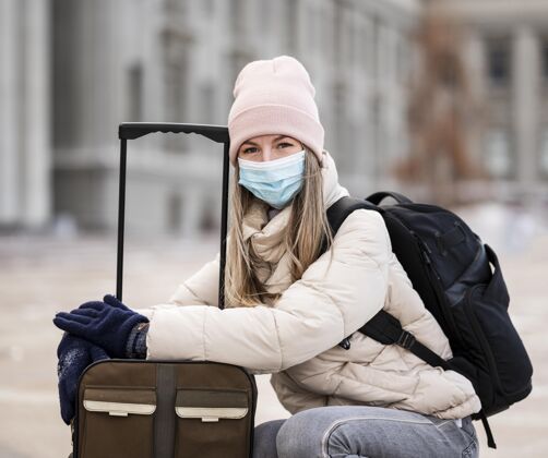 面具画像女学生戴着口罩背着行李行李姿势户外