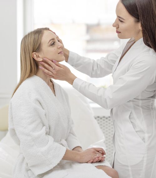 女性美容师在诊所咨询客户美容师美容院治疗