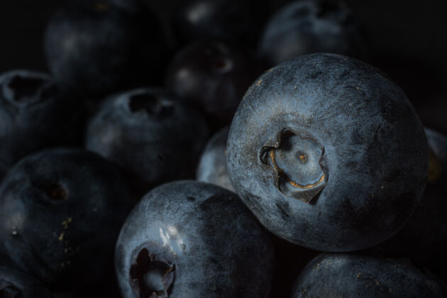 营养许多蓝莓一个接一个的特写镜头健康甜点水果