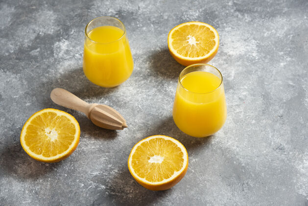 玻璃一杯橙汁和一把木铰刀木材美味柑橘