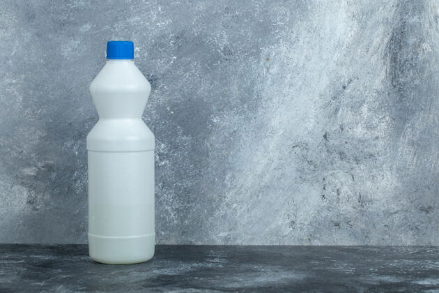 卫生在大理石上放漂白剂的白色容器塑料容器浴室