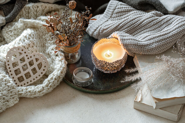 海格烛台上的蜡烛 装饰细节和针织物品的静物画书舒适装饰