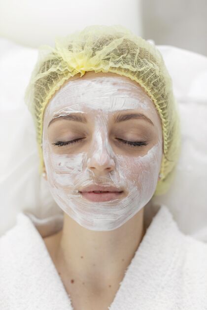化妆品在美容诊所做面部护理的女人治疗美容院面部护理