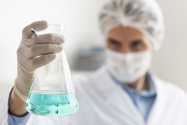 科学家模糊的科学家拿着烧瓶靠近实验室生活方式研究