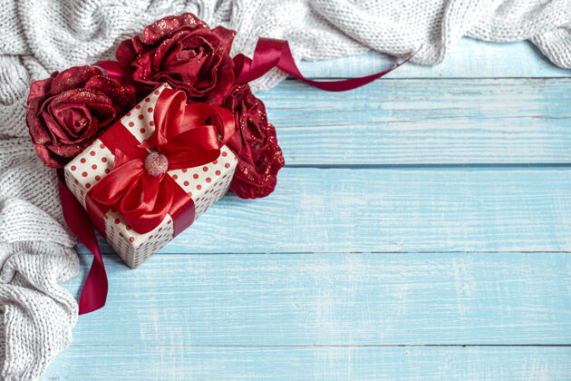 盒子静物画 精美包装的礼物 鲜花和木制表面上的针织元素情人节的节日概念爱情顶视图构图