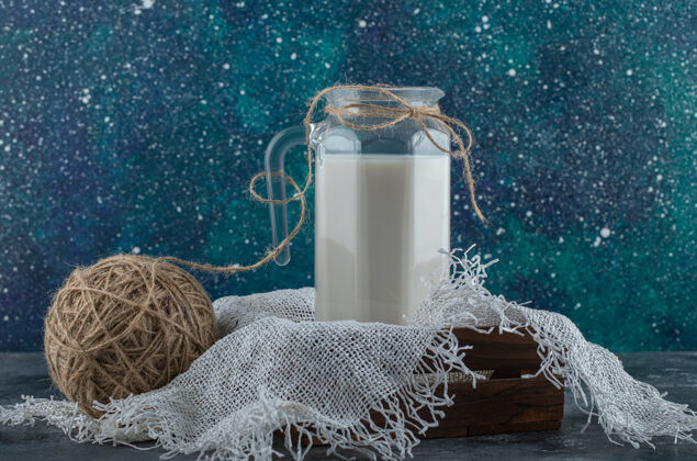 饮料装牛奶的玻璃罐装在木箱里 里面装着纱线透明新鲜天然