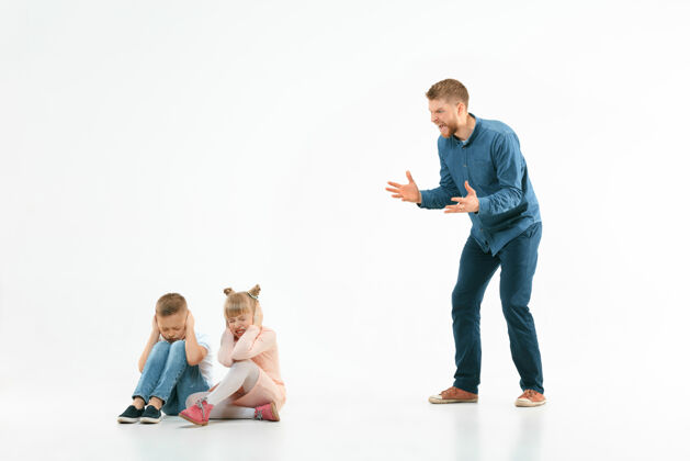 年轻愤怒的父亲在家里责骂他的儿子和女儿冲突愤怒不安