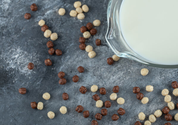 甜食新鲜牛奶和麦片球放在大理石上牛奶俯视图巧克力