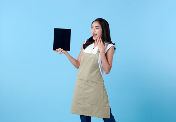 咖啡师亚洲女企业家用蓝色平板电脑互联网员工信息