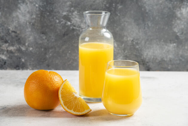 果糖一杯鲜果汁加橙子片饮料玻璃维生素