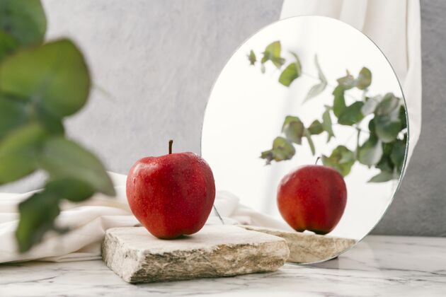 苹果镜子旁的新鲜苹果有机新鲜桌子