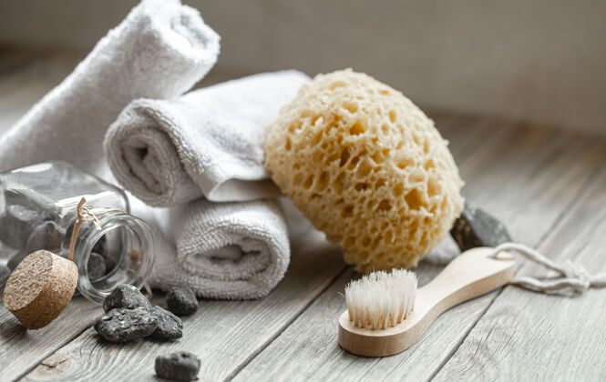 护肤水疗用石头 毛巾 毛巾和浴刷组成健康和美丽的概念石材自然刷子