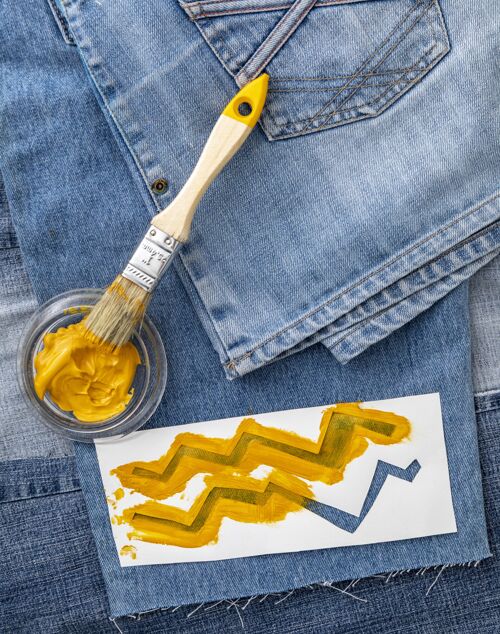 元素顶视图牛仔裤和黄色油漆顶视图创意手工制作