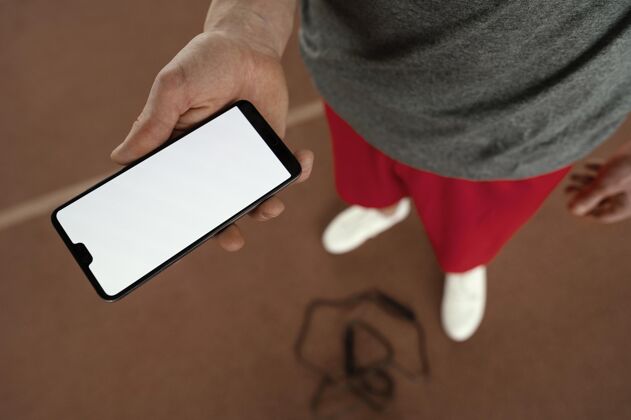 运动近距离手持智能手机特写锻炼运动员