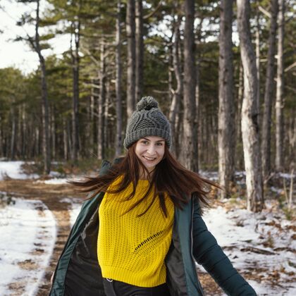 冬季夹克大自然中的年轻女子年轻帽子自然