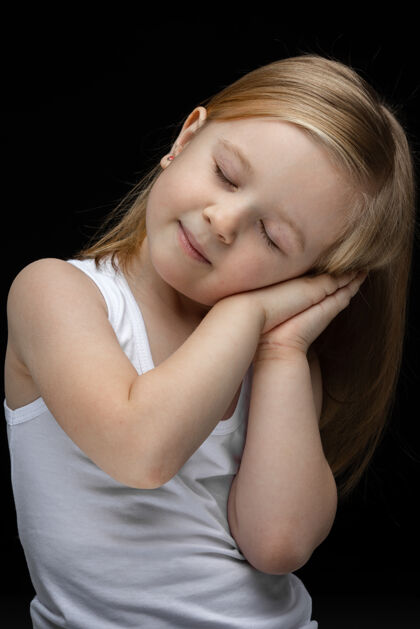 快乐美丽的金发少女的画像想睡觉晚安童年睡眠