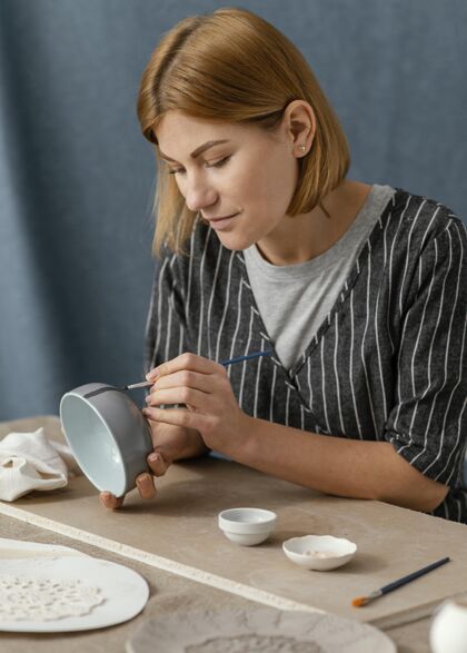 陶器中等身材的女人用画笔画画艺术房子室内