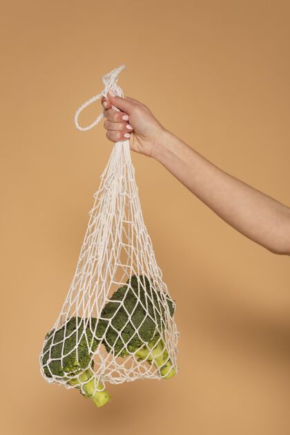 零浪费用海龟包把女人的手收起来再利用回收花椰菜