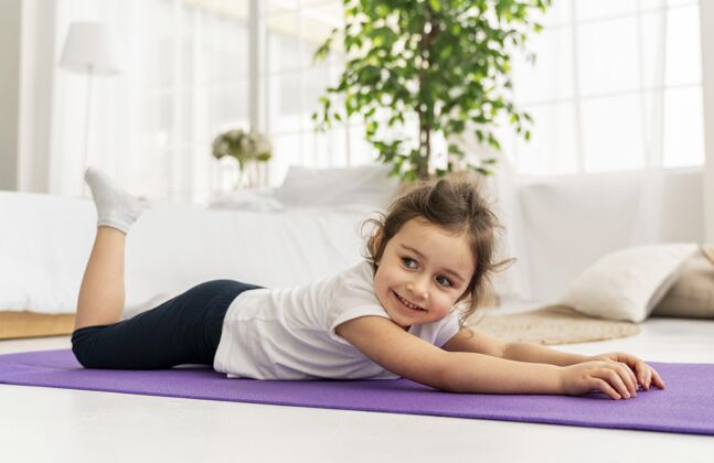 运动瑜伽垫上的全镜头小子训练活跃锻炼