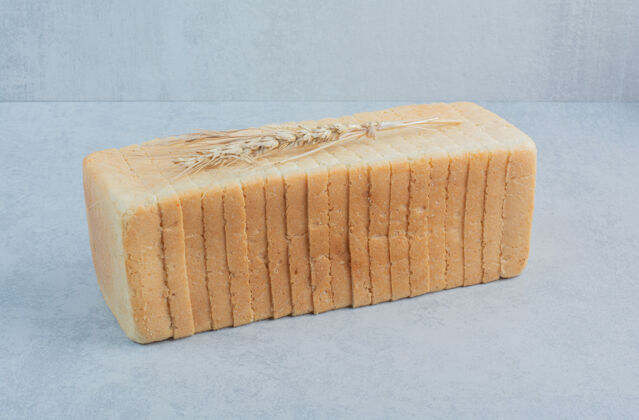 美味在蓝色背景上烤小麦面包片高质量的照片面包吐司谷类
