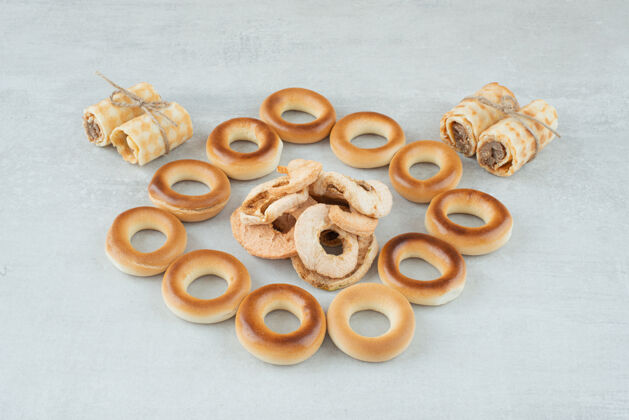 华夫饼美味的圆形饼干和干果在白色的背景高品质的照片干美味面包房