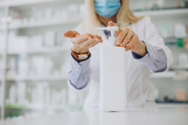 产品女药剂师在药房用消毒剂医疗保健诊所化学家